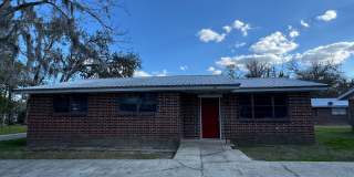 Remodeled 4 Bedroom, 2 Bathroom Brick Bungalow Gallery 1