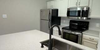 Stunning 3rd-floor corner unit condo in the desirable 78759 area! Gallery 1