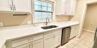 3-bed/2-bath with two living spaces! Gallery 8