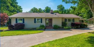 Elegant 4bd/3ba Home with Fenced-in Backyard Gallery 1