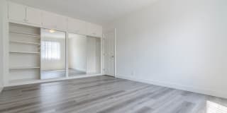 4854-4860 Hazeltine Apartments Gallery 9