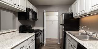 District at Hamilton Place Apartments Gallery 9