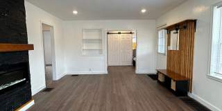 Immediate Move-In! Renovated 2BR House Near Ball State w/ Fireplace & Outdoor Space Gallery 8