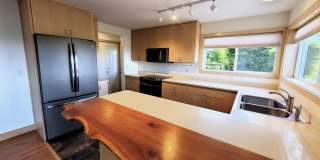 Bayview Condo 2 Bedrooms with Gas Fireplace  - S State St Gallery 9