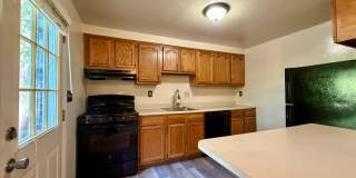 Beautiful Two Bedroom Townhouse in Plum! Equipped Kitchen, Patio & More! Call Today! Gallery 1