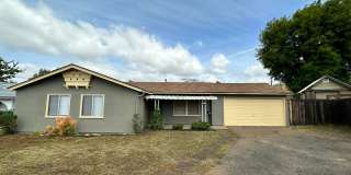 Beautiful House 3RB/1BA Single Family Home with 2 Car Garage & Large Fenced Backyard. Gallery 1