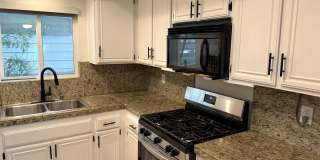 Beautifully Renovated 2 + 2.5 Santa Monica Condo townhouse Gallery 14