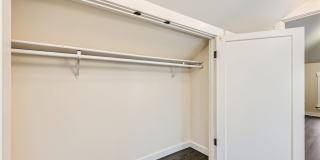 Beautiful Remodeled House with Fenced Yard in Maple Leaf Gallery 28