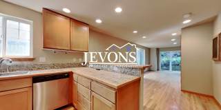 Charming two-story condo with two master suites - Pet Friendly! Gallery 5