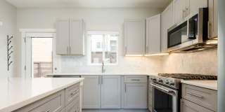 Modern 3 bed / 4 bath, 3 story townhome! Gallery 16