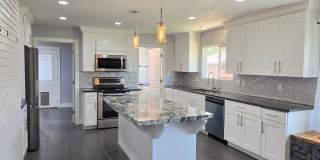 7 Bedroom Home in Bloomington Gallery 1