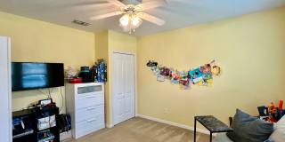 5 bedroom home with fenced in yard!!! Gallery 4