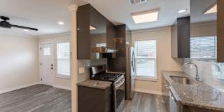 Modern Elegance in Vibrant East Austin: Chic Duplex with Stylish Upgrades, Private Oasis, Prime Location! Gallery 12