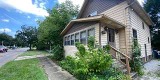 Spacious 3-Bed Single-Family Home in Quiet Kenmore Neighborhood Gallery 1