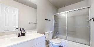 Updated 2 Bed Townhouse w/ Utilities Included! Gallery 16