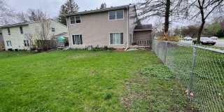 Easy commute to Downtown, West - 3 bedroom, 1.5 bath duplex with yard, garage Gallery 8