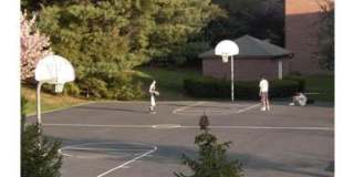 Spacious townhouse, walk to METRO, pool, parking, all you could want! Gallery 10