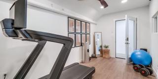 Premier Apartment Complex Near Hollywood Park with Pool, Gym and Covered Parking! Gallery 10