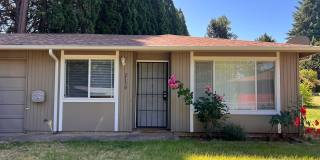 2BD/1BA DUPLEX W/ GARAGE &YARD IN SALEM Gallery 1