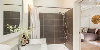 Historic Home+guest cottage in Kahala near the Beach w/Pool & AC: Ho'okipa Villa Gallery 12