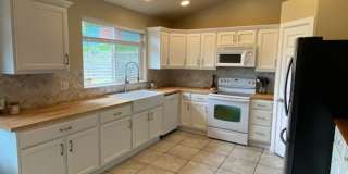 Sunny and spacious 3 bed, 2.5 bath house with living and family room, with huge back yard! Gallery 7