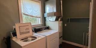 Charming Three Bedroom Home with Large Fenced Yard - Nevada St Gallery 16