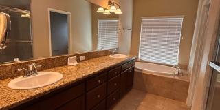 Beautiful home for rent in Visalia with a pool! Gallery 10