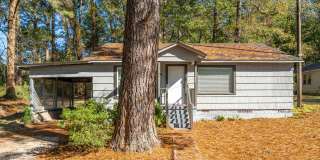 Beautiful 3-Bedroom Home with a Large Yard! Pet Friendly! Gallery 1