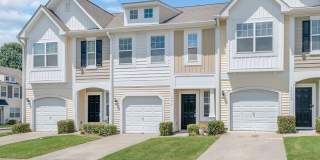 Stylish Townhome in Steele Creek Location Gallery 1