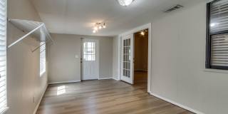 2 Bed Jack & Jill Bathroom  2 Car Garage With Office In The Heart of Yukon! Gallery 20