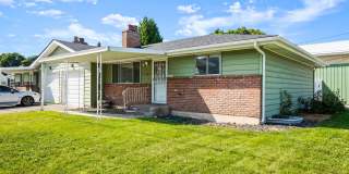 Spacious 4BR/2BA Duplex in Spokane Valley - Finished Basement, Fireplace & Garage Gallery 1