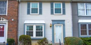 Commuters dream. Beautiful 3 BR 2 FB, 2 HB townhome Gallery 1