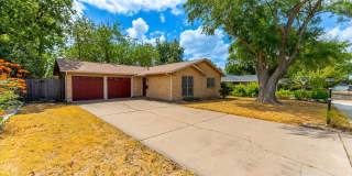 Centrally located 3bed/2 bath home in Huntland Heights! Centrally located 3bed/2 bath home in Huntland Heights! Gallery 1