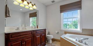 Beautiful 3 Bedroom Bridgeport Townhome! Gallery 24