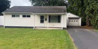 Excellent Liverpool 3 Bedroom Ranch with Garage and Private Yard Gallery 1