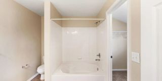Bright Open-Concept Condo with 1-Car Garage in Prime Commuter Location Gallery 16