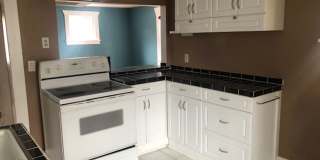 VINTAGE BUNGALOW NEAR CORBIN PARK AVAILABLE NOW!! Gallery 5