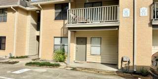 Charming 2 Bed 1 Bath Apartment Gallery 1