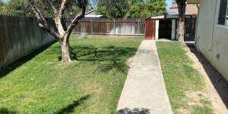 Spacious home in Northeast Hanford, central air, quiet cul-de-sac lot! Gallery 11