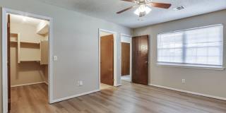 2 Bed Jack & Jill Bathroom  2 Car Garage With Office In The Heart of Yukon! Gallery 32
