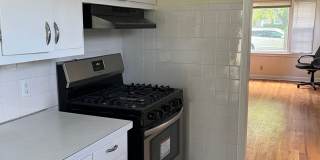 Grandview Area large 2 bedroom Gallery 4