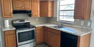 Well maintained 2/1 in a quiet neighborhood Gallery 4