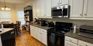 4 Bedroom Downtown Beauty! Gallery 8