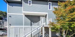 Bright End-Unit Townhome Across from Edmonds College Gallery 3