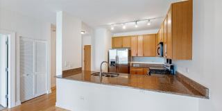 451 W Huron Street Gallery 10