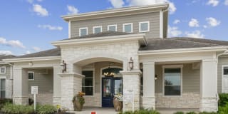 The Henry at Woodland Hills Gallery 49