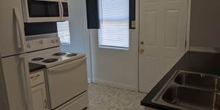 $1100 - 2 Bedroom, 1 Bath Duplex - Newly Remodeled, Heart of the City Gallery 1