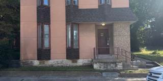 Charming 1BR Triplex in Belleville Gallery 1