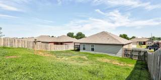 Beautiful 3-Bedroom Home with Easy Access to I-35 & I-240 Gallery 33