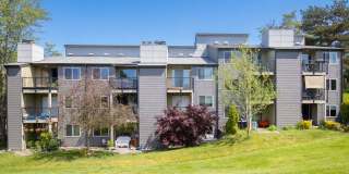 Renton Condo with Private Patio, Pool & Covered Parking! Gallery 4